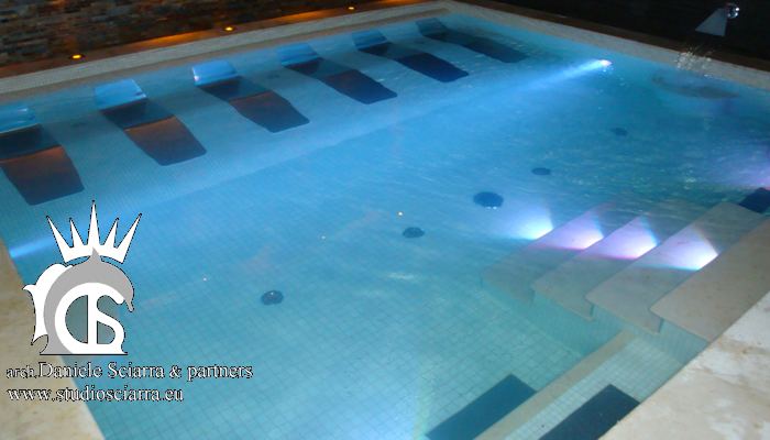 La piscina con i lettini idromassaggio, le sedute e le cascate per idroterapia